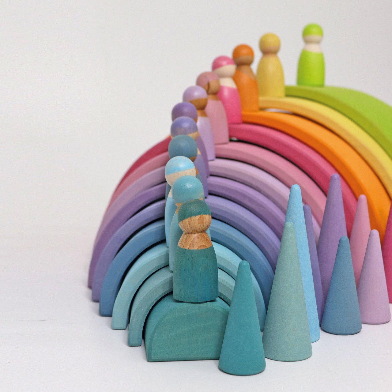 GRIMM’S Regenbogenfreunde Pastell – 12 Holzfiguren für freies Spiel & Fantasie