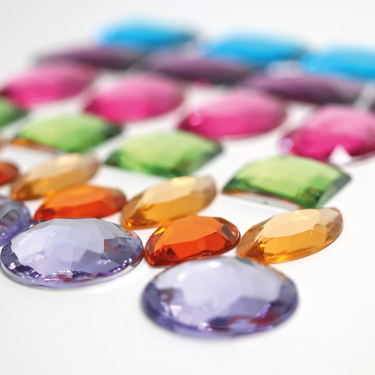 GRIMM'S 28 Riesen Glitzersteine – Acryl-Deko in Palmblattschale