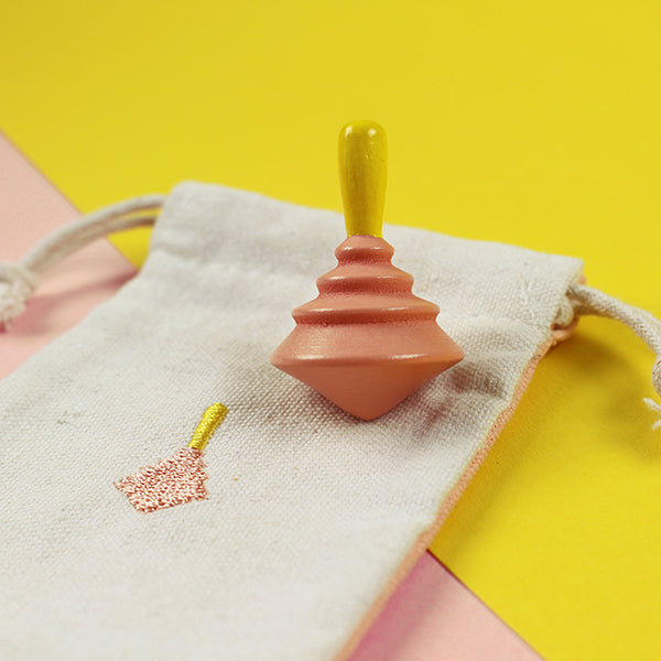 ava&yves - Holzkreisel gelb/rosa mit Stoffbeutel aus Baumwolle - Makimo - Smart Kids