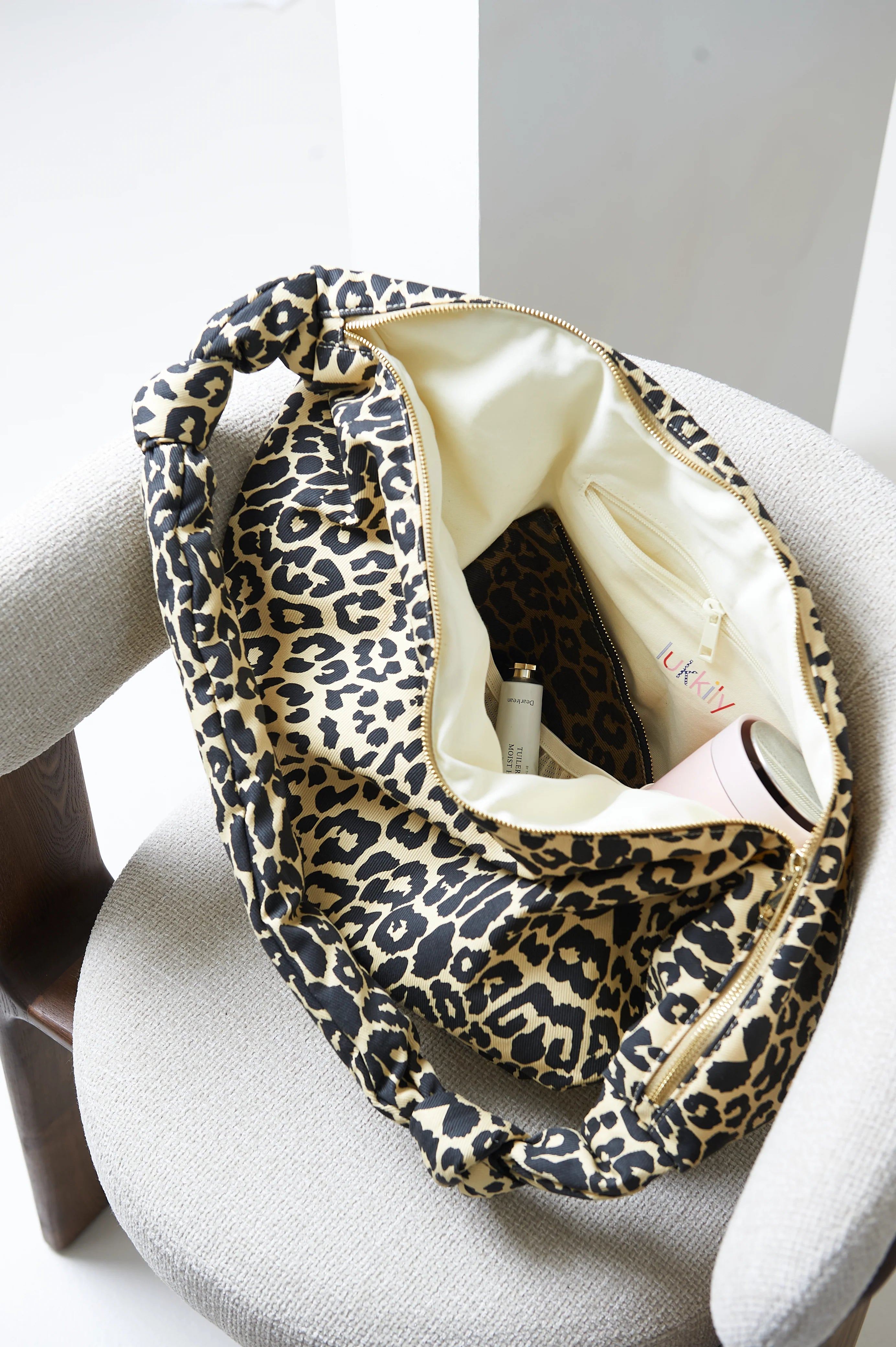 LUKKILY -  Bag #1 canvas Leo vanilla – Mom-Bag mit Knotenhenkel & Innenfächern