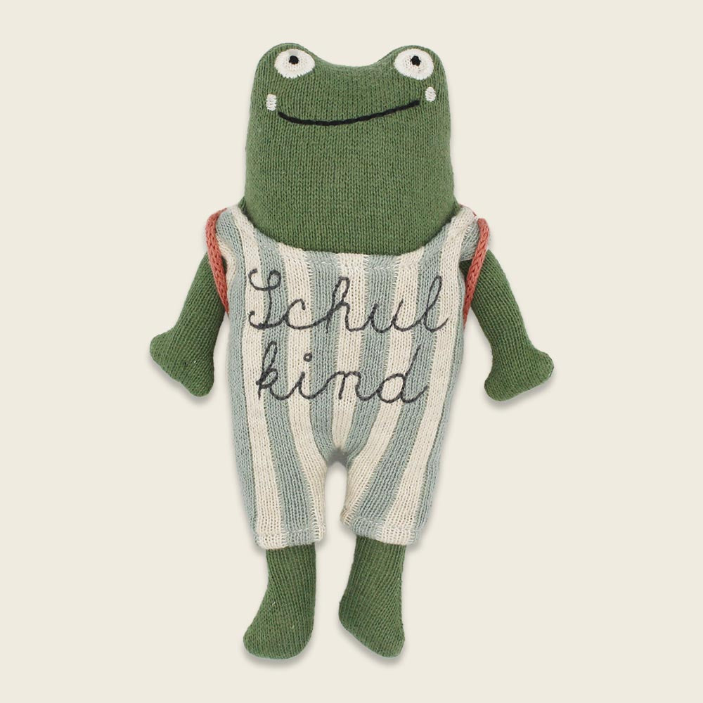 ava&yves - Frosch „Schulkind“ grün, mit Schulranzen und Anzug in blau/creme, 20cm