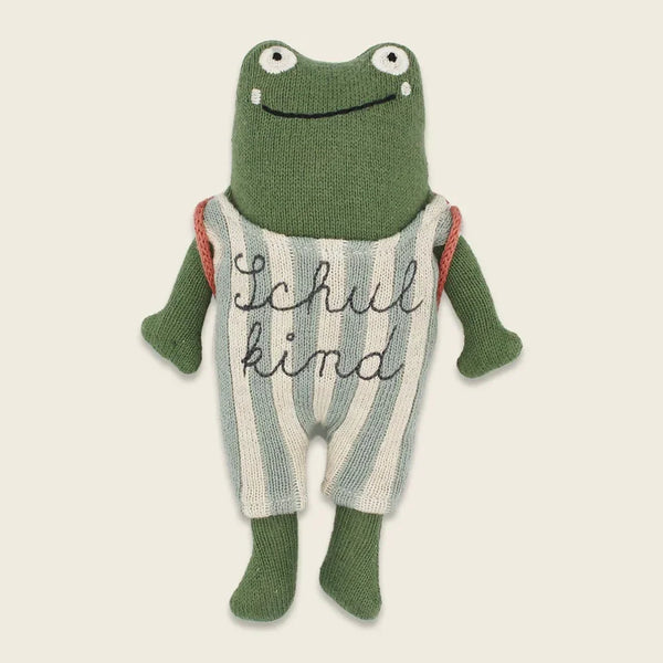 ava&yves - Frosch „Schulkind“ grün, mit Schulranzen und Anzug in blau/creme, 20cm - Makimo - Smart Kids