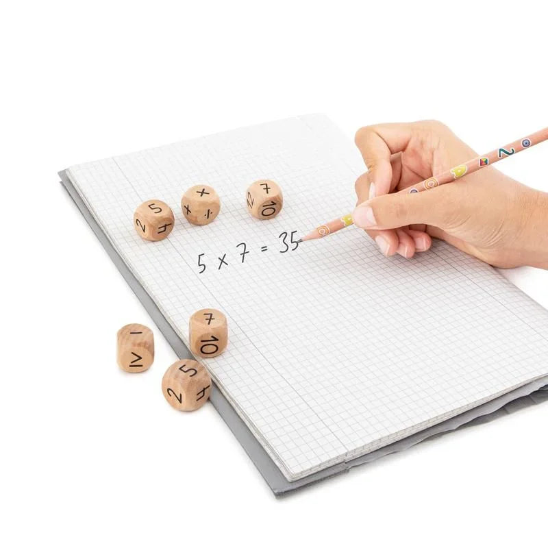 ABC CHAMPIONS Holz-Lernspiel Zahlenwürfel 6er-Set mit Rechenzeichen & Box