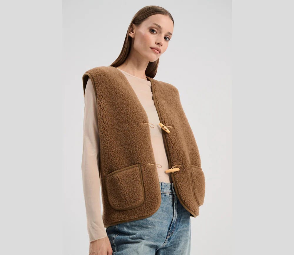 ALWERO – Weste ALPEN 3.0 Adult TEDDY BROWN – ultraleicht & 100 % Bio-Wolle - Makimo - Smart Kids