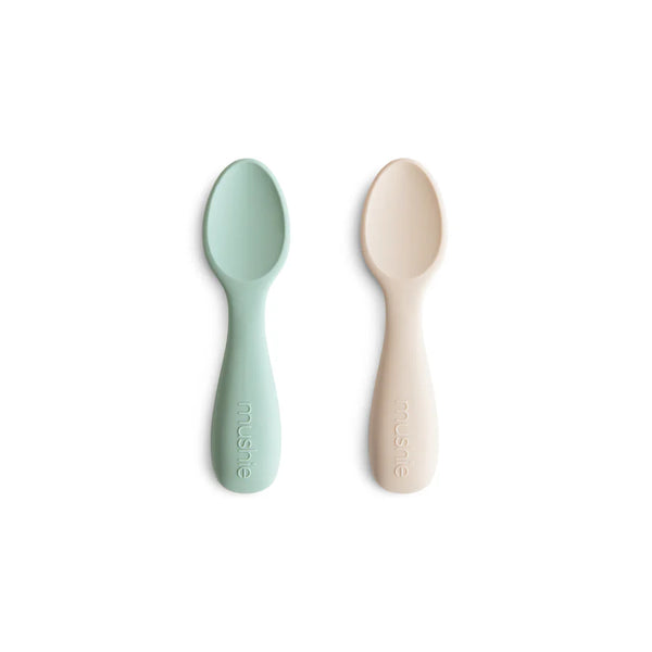 Mushie - Toddler Starter Spoons 2-Pack – Silikon Baby-Löffel Cambridge Blue/Shifting Sands