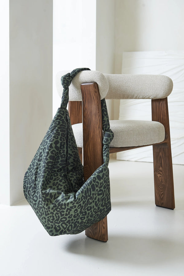 LUKKILY - Bag #1 canvas Leo sea green – Mom-Bag mit Knotenhenkel & Innenfächern - Makimo - Smart Kids