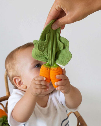 Oli&Carol Mini-Doudou-Beißring "Cathy die Karotte" aus Naturkautschuk und Bio-Musselin