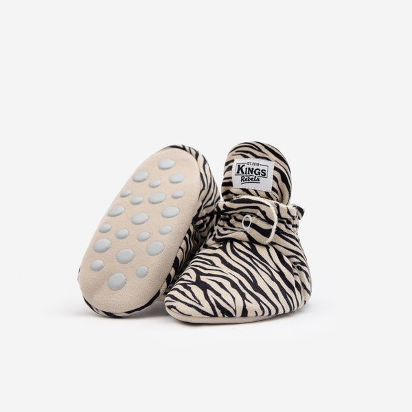 Kings & Rebels Gamuza Gripper Baby Booties - Zebra - Makimo - Smart Kids