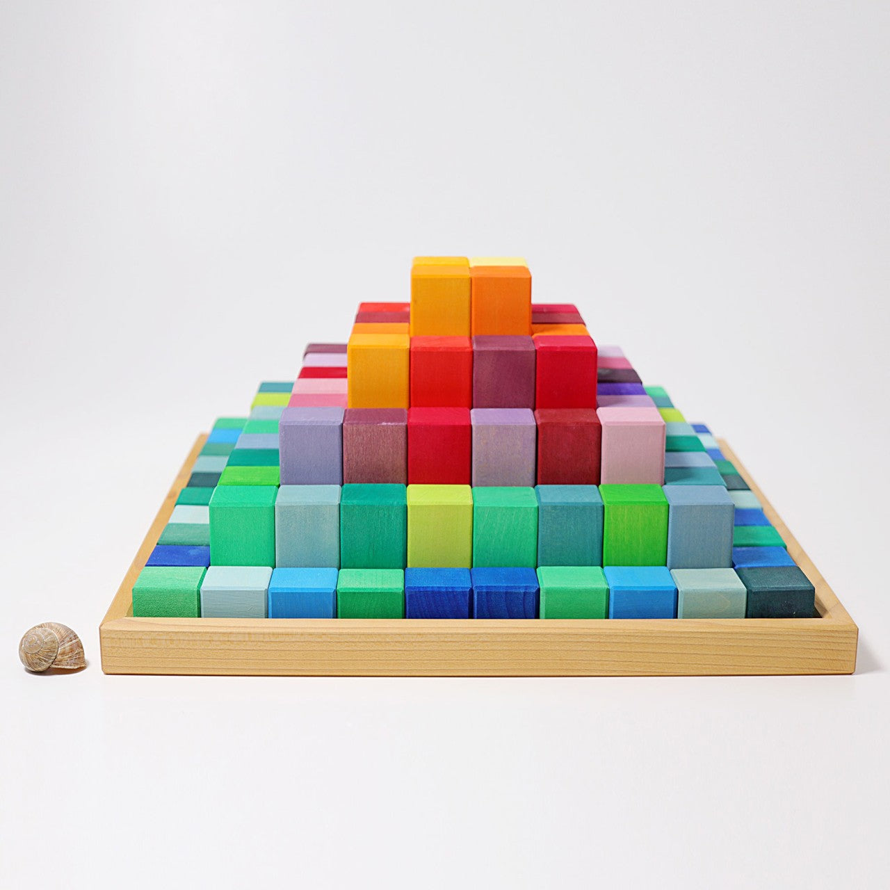 GRIMM’S Große Stufenpyramide – 100 Bauklötze im Holzrahmen