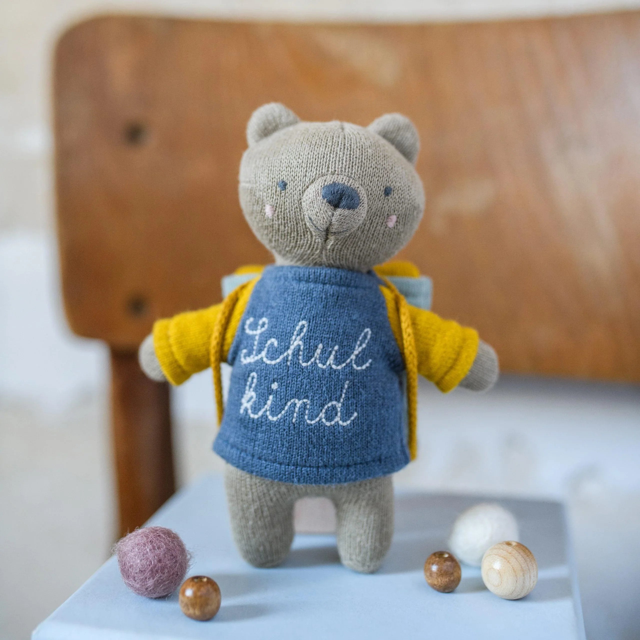ava&yves - Bär „Schulkind“ mit Schulranzen und Shirt in blau/gelb 15cm - Makimo - Smart Kids
