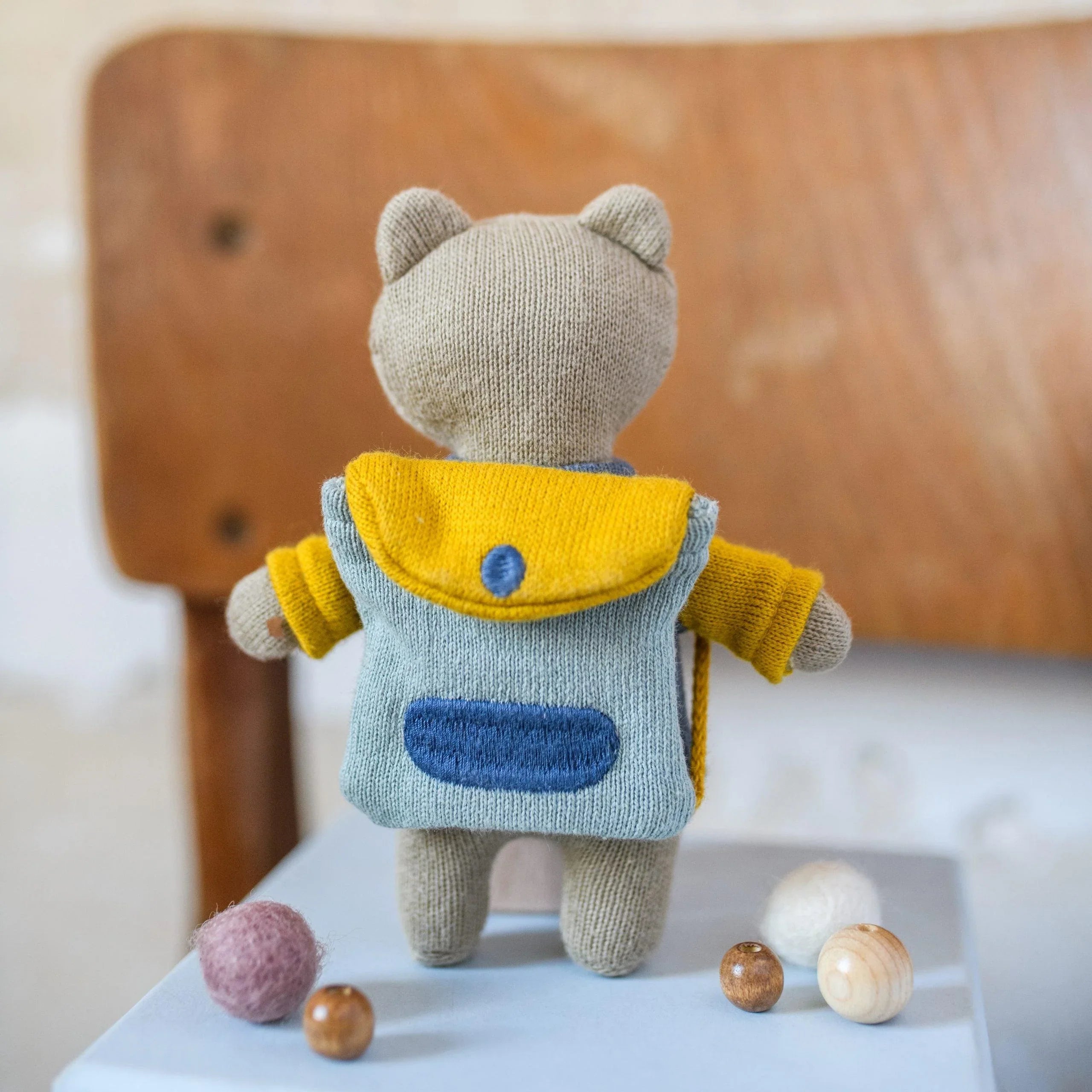 ava&yves - Bär „Schulkind“ mit Schulranzen und Shirt in blau/gelb 15cm - Makimo - Smart Kids