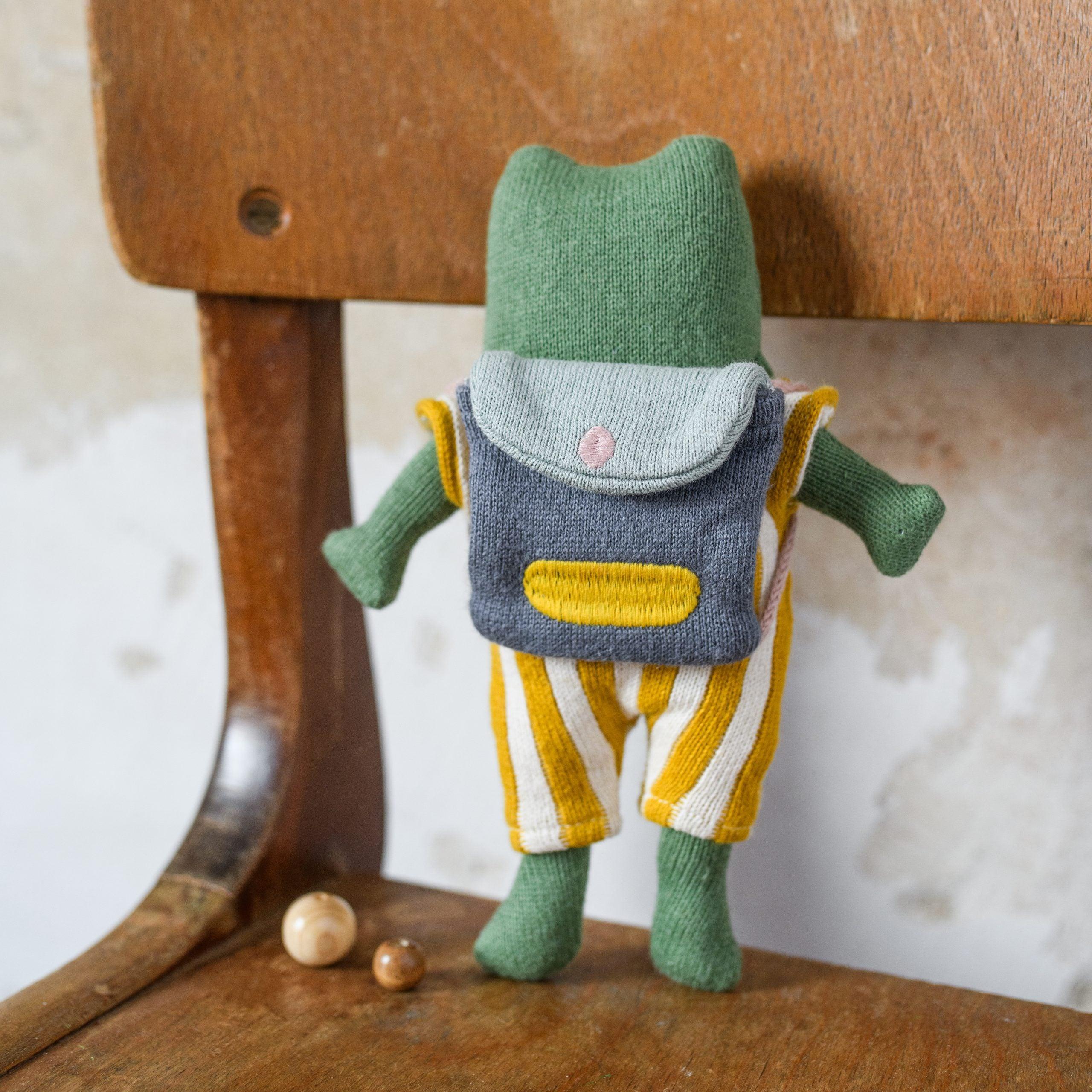 ava&yves - Frosch „Schulkind“ grün, mit Schulranzen und Anzug in gelb/creme 20cm - Makimo - Smart Kids