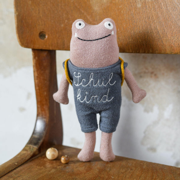 ava&yves - Frosch „Schulkind“ rosa, mit Schulranzen und Anzug in blau/creme 20cm - Makimo - Smart Kids