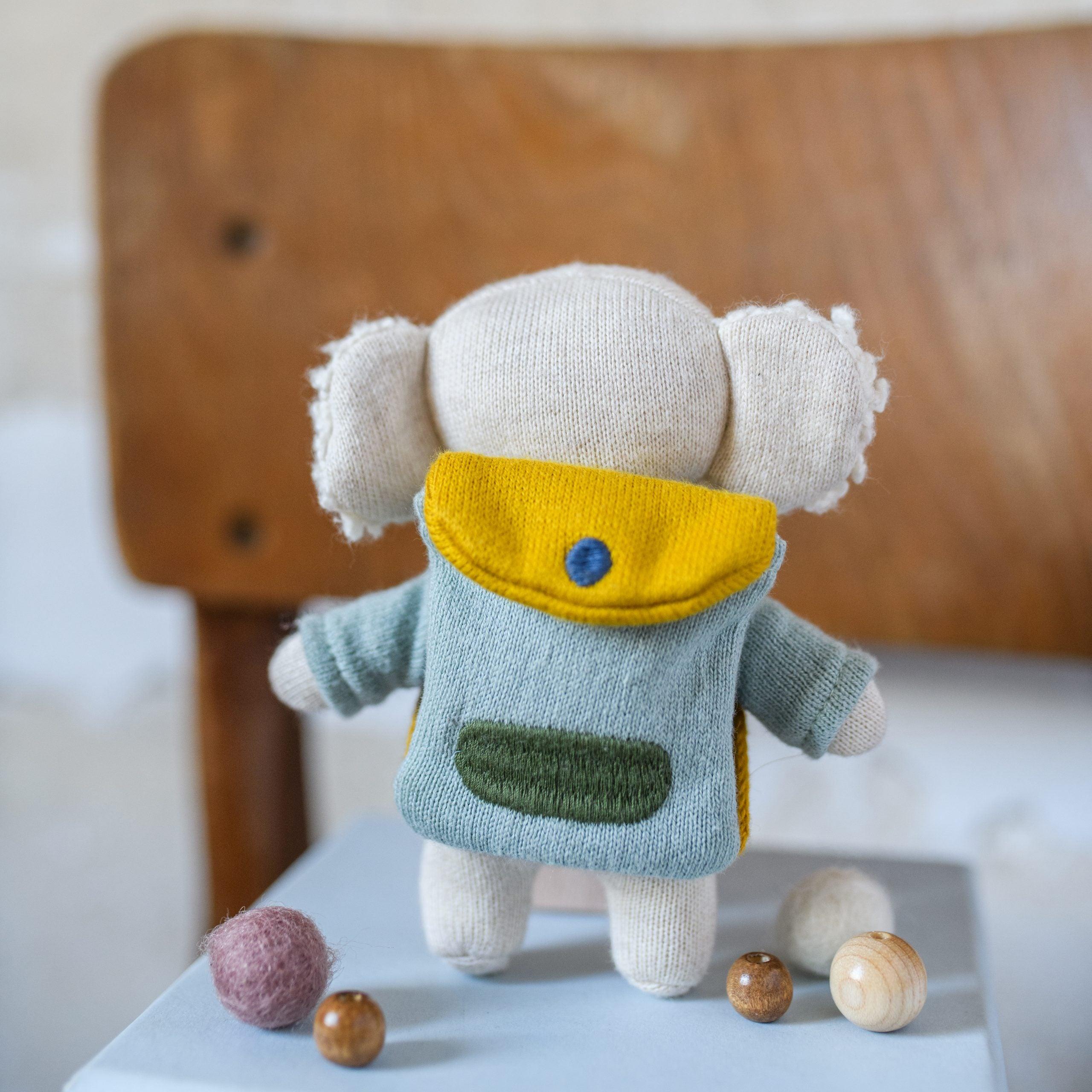 ava&yves - Koala „Schulkind“ mit Schulranzen und Shirt in blau/hellblau 15cm - Makimo - Smart Kids