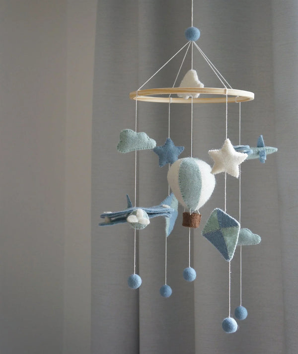 Handgefertigtes Mobile mit Flugzeug- und Drachenmotiven in Blau - Makimo - Smart Kids