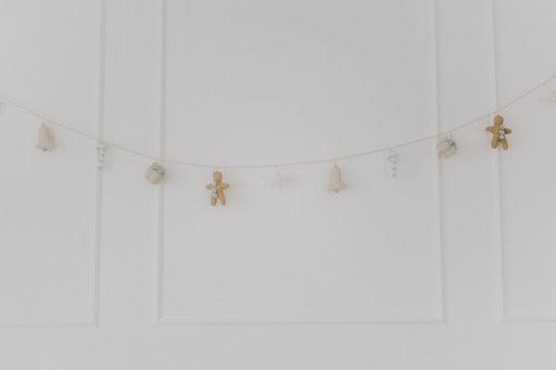 leevje - Weihnachtsgirlande 'blue gingerbread man, stars & present' - Makimo - Smart Kids